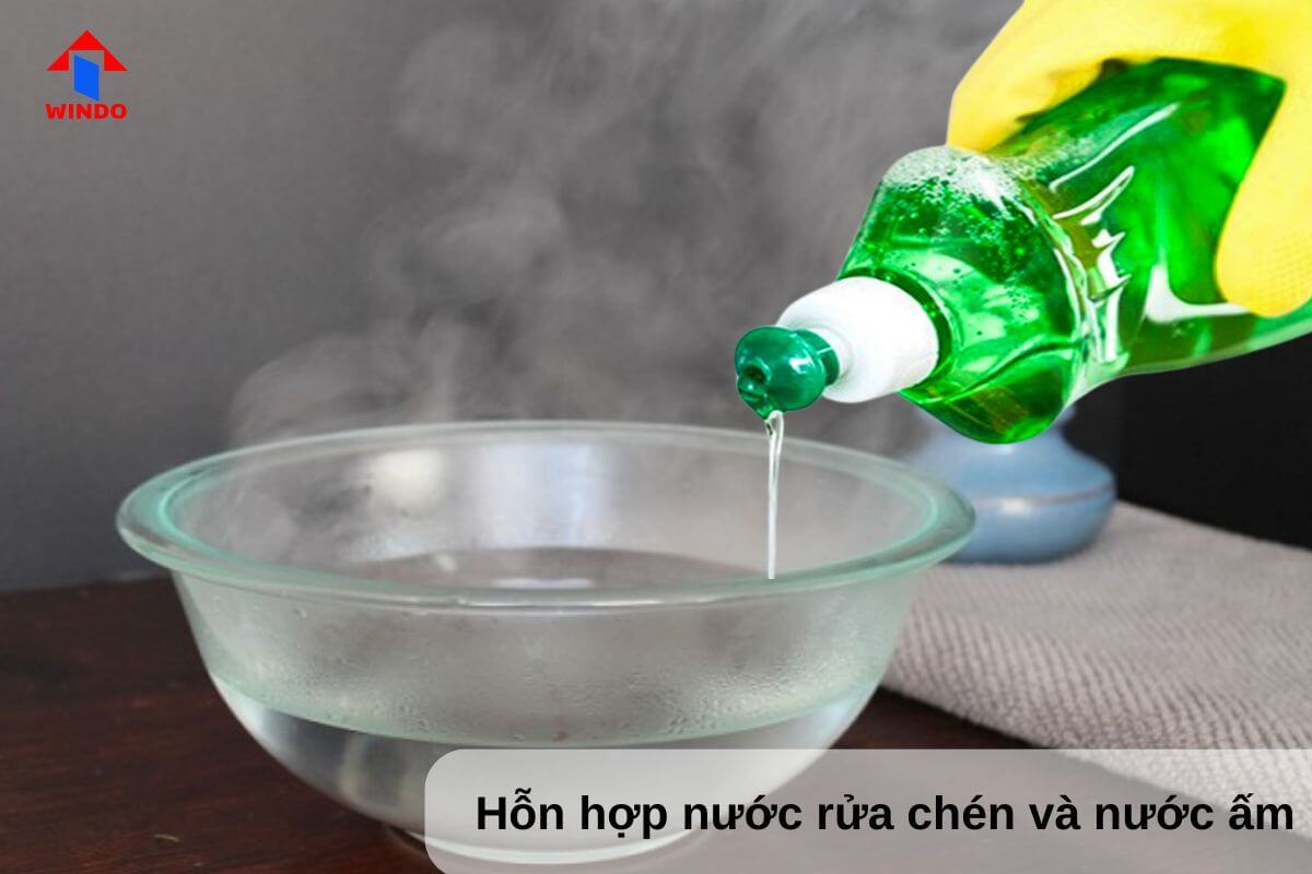 Dùng nước rửa chén và nước ấm để ngâm kiếng, đầu đốt