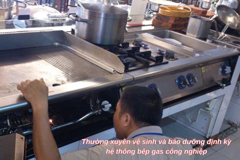 Thường xuyên vệ sinh và bảo dưỡng bếp gas công nghiệp định kỳ